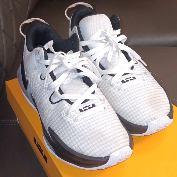 White and Black Athletic Shoes with Classic Design - Picture 6 of 9